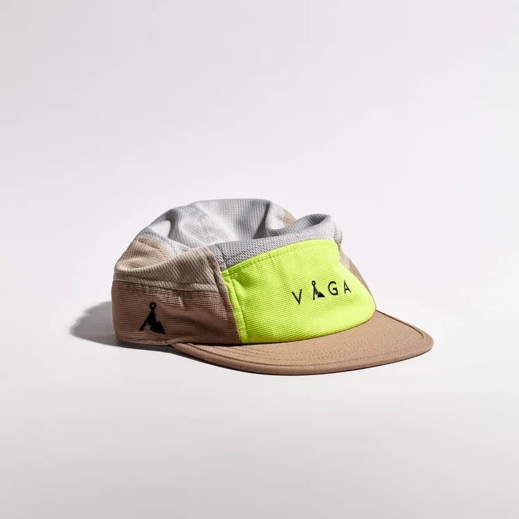 vaga-club-cap-running-cap-Taupe-NeonYellow-LightGrey-angle.webp
