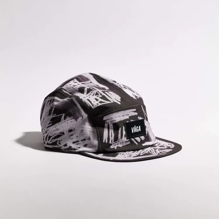 vaga-scribble-running-cap-black-white-angle.webp