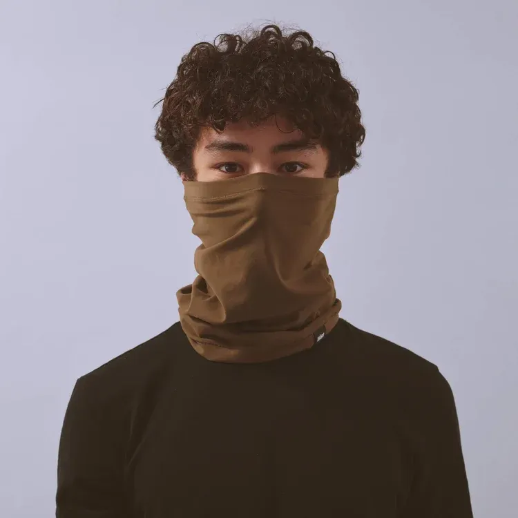 vaga-jersey-midweight-neck-gaiter-darktaupe-model-front.webp