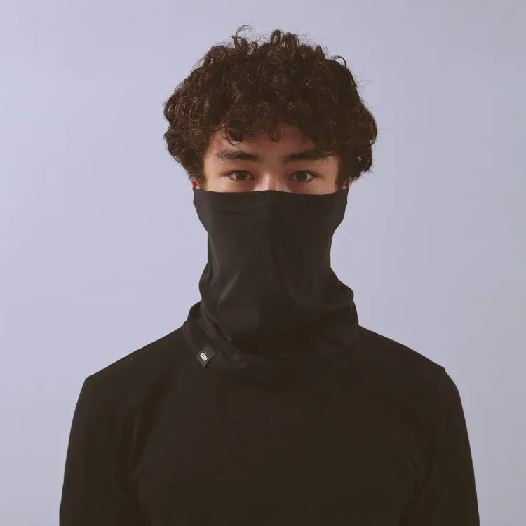 vaga-jersey-midweight-neck-gaiter-black-model-front.webp