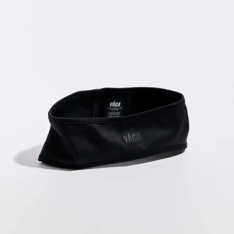 vaga-performance-running-headband-black-stood.webp
